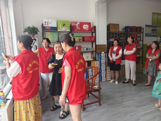 1727662316216277.jpg 9月15日,白水縣政協委員竇麗走進社區進(1314123)-20240930101106.jpg