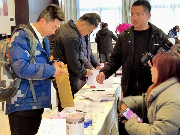 1739754461135089.png 報到現場,委員們領取會議資料。實習記者_(1457413)-20250217085643.png