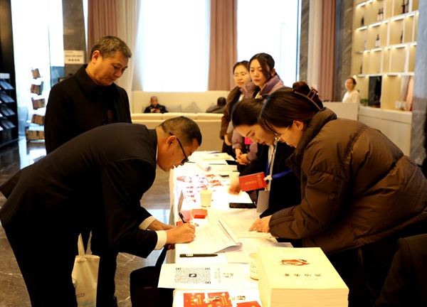 1740533336472790.jpg 報(bào)到現(xiàn)場(chǎng),委員們正在簽到。實(shí)習(xí)記者_(dá)寇靜(1467916)-20250226092747.jpg