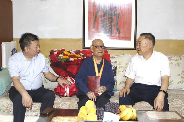 （配稿）省政協(xié)走訪慰問抗戰(zhàn)老兵并發(fā)放紀(jì)念(1675019)-20250821072913 - 副本.jpg