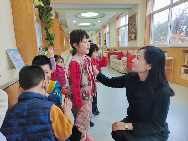 1758070092949065.jpg 郭茜委員和孩子們在一起(1704366)-20250917084132.jpg